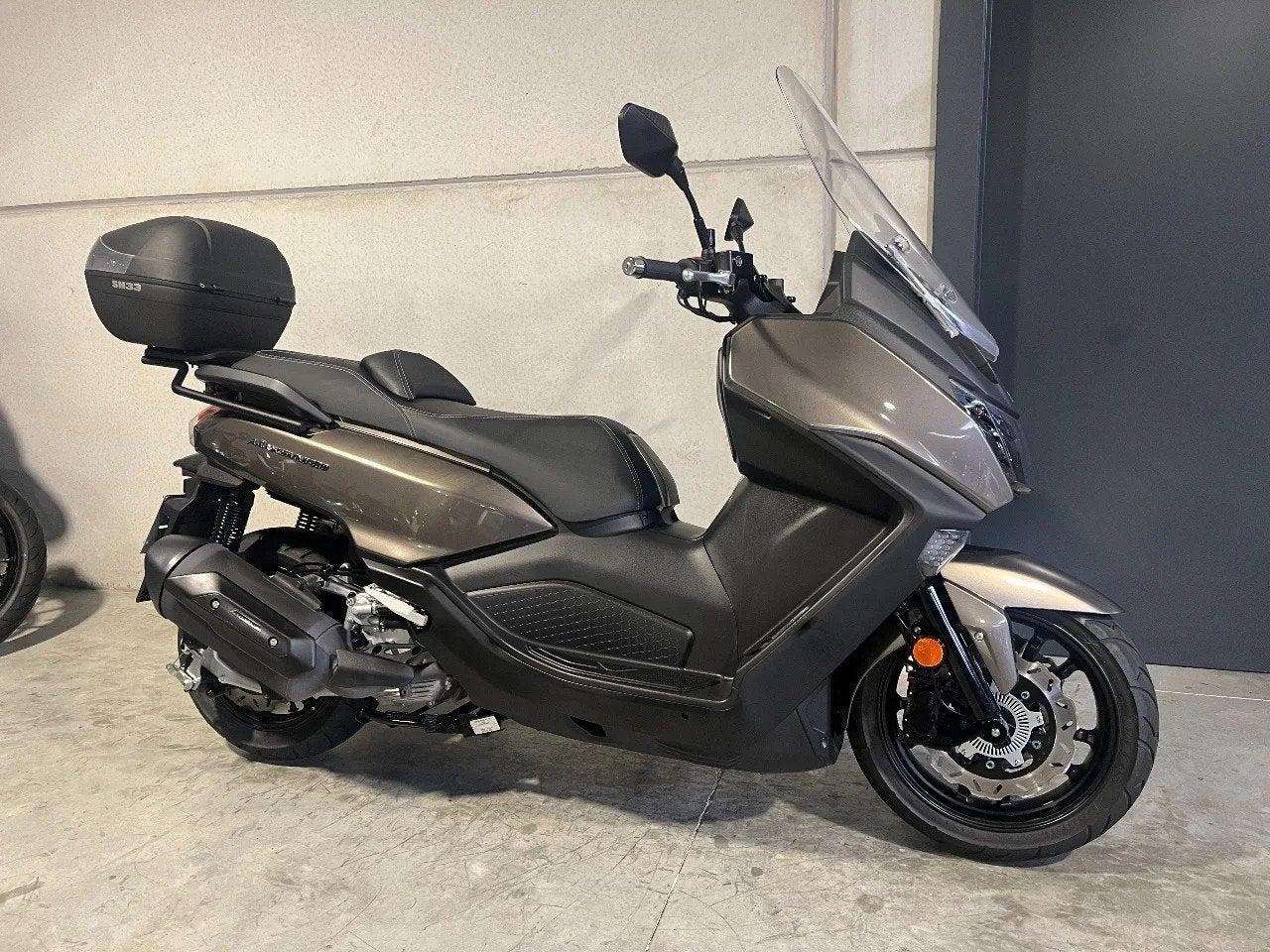 SYM Maxsym 400 luxescooter splinternieuw (bj 2024), Motoren, 400 cc, Scooter, Bedrijf, 12 t/m 35 kW