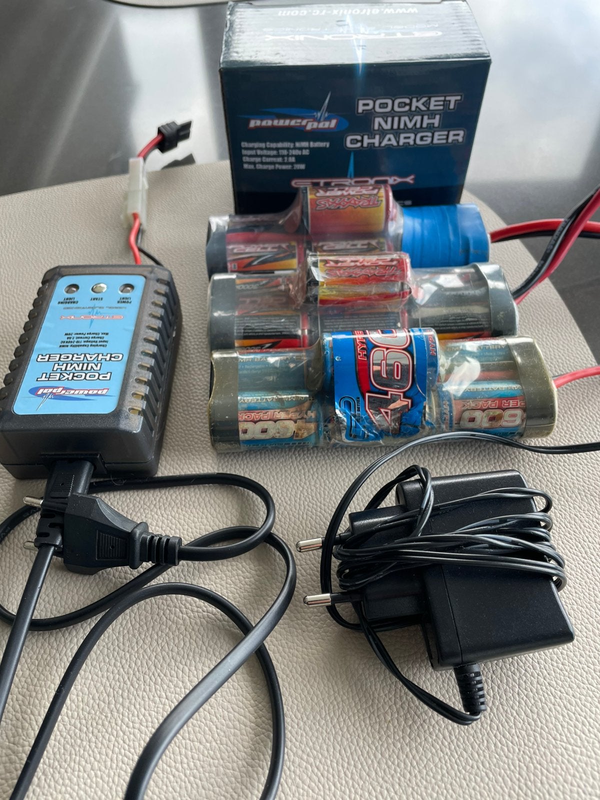 Rc batterijen & 2 opladers, Audio, Tv en Foto, Accu's en Batterijen, Ophalen of Verzenden, Zo goed als nieuw