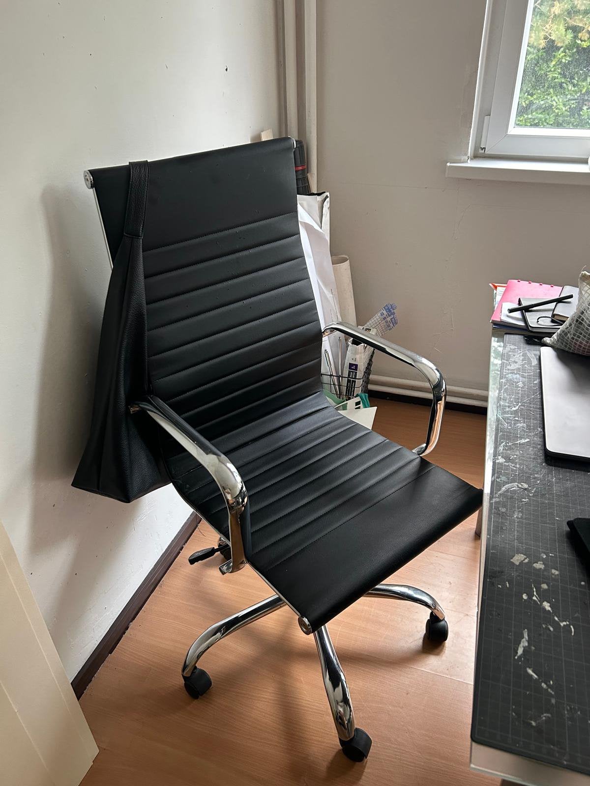 Chaise de bureau noir Style Eames similicuir, Enlèvement, Utilisé, Noir, Chaise de bureau