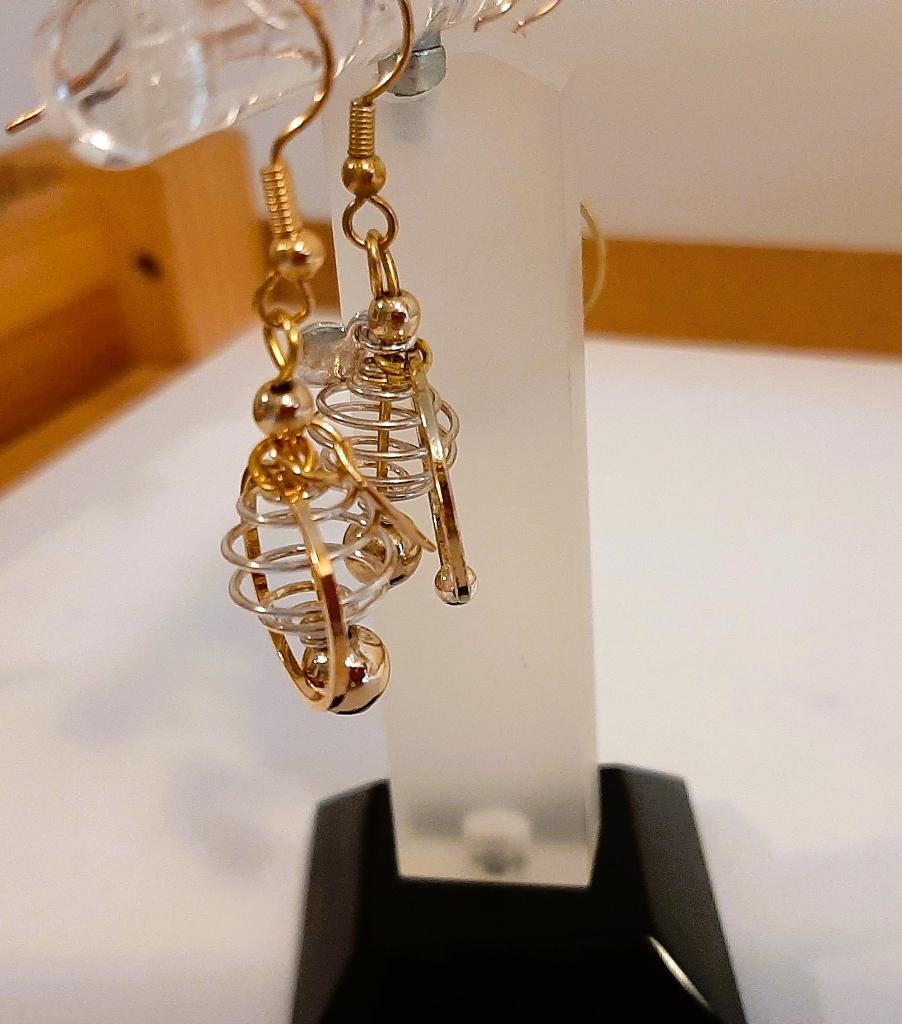 Te koop: Nieuw!!! Mooie goudkleurig oorbellen met spiraal., Bijoux, Sacs & Beauté, Boucles d'oreilles, Neuf, Or, Enlèvement, Autres matériaux
