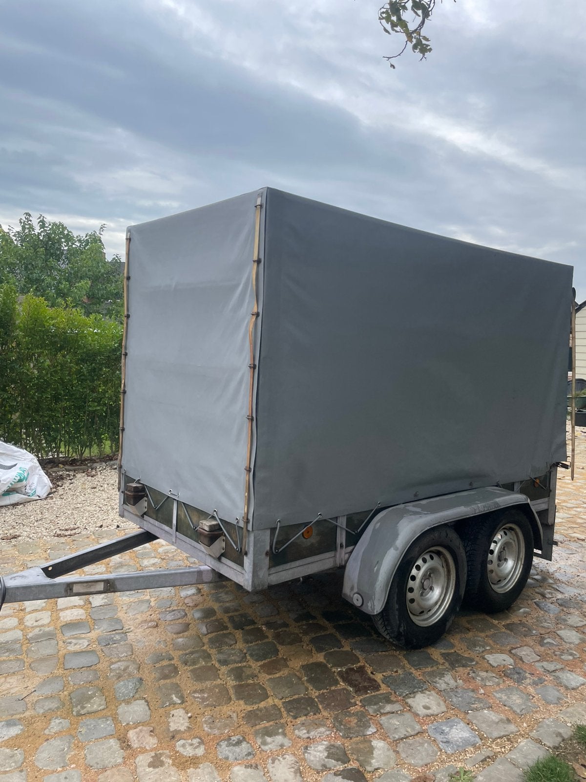 Aanhangwagen 750 kg dubbel as met bache, Ophalen, Gebruikt