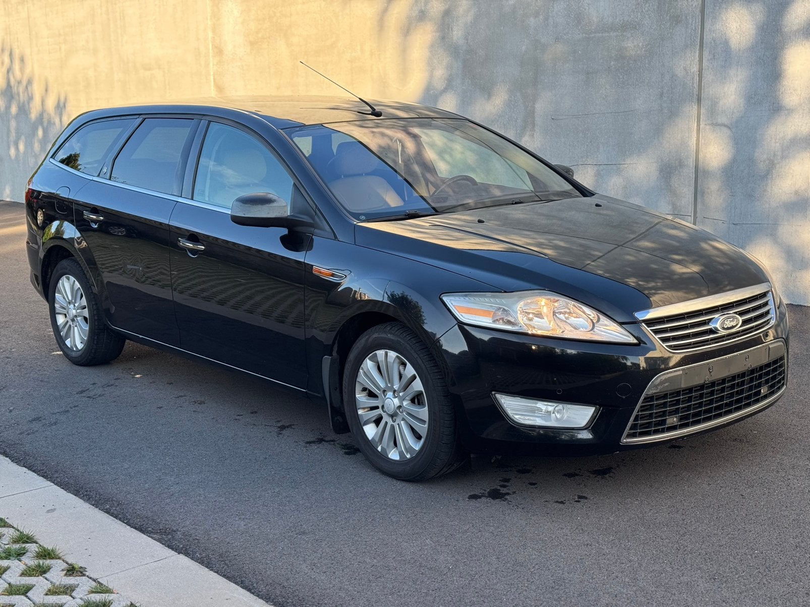 FORD MONDEO 1.8 DIESEL / GHIA UITVOERING! / GOEDE STAAT!, Auto's, Voorwielaandrijving, Beige, Mondeo, Zwart