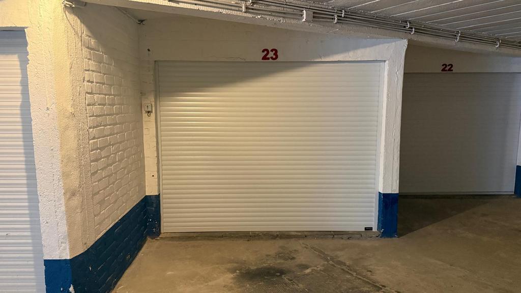 Ruime afgesloten garagebox zeedijk Oostende Mariakerke, Immo, Garages en Parkeerplaatsen, Oostende