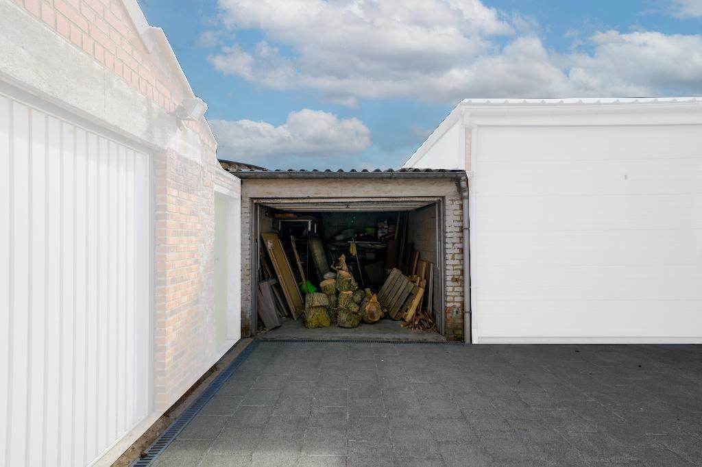 Garage avec porte manuelle d'environ 19m²