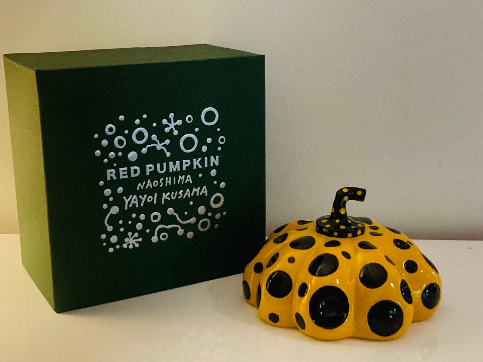 Yayoi Kusama: sculptuur met originele doos, Antiek en Kunst, Ophalen of Verzenden, Beeld