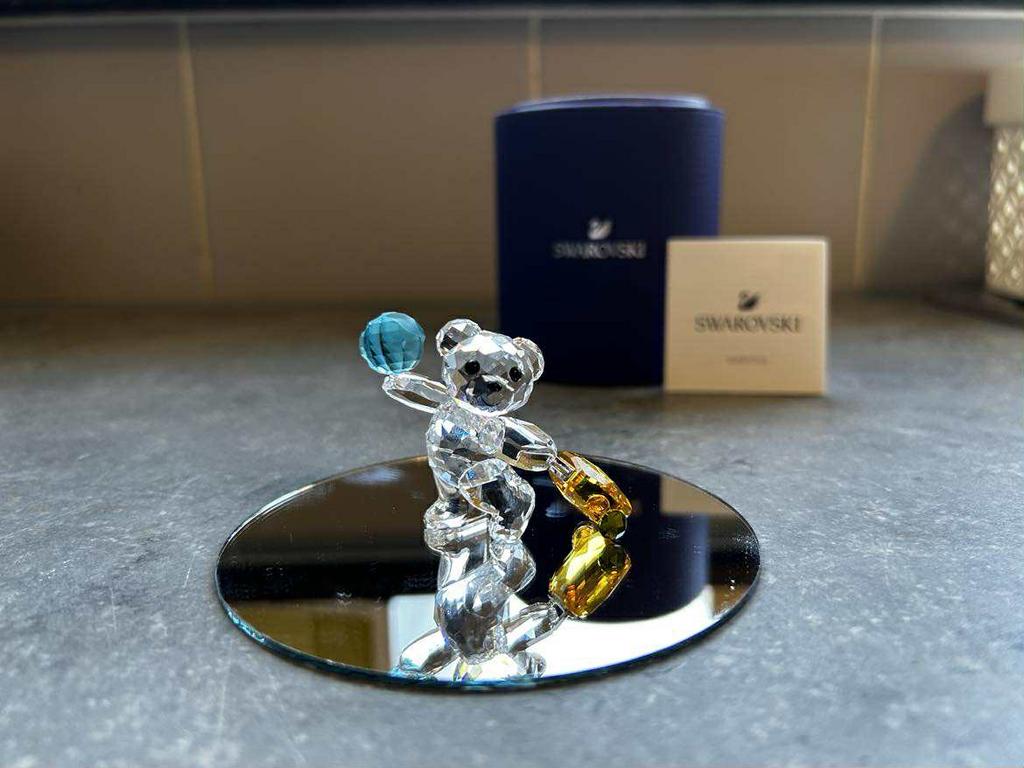 Swarovski beeldje kris beer “travel the world”, Verzamelen, Ophalen of Verzenden, Zo goed als nieuw