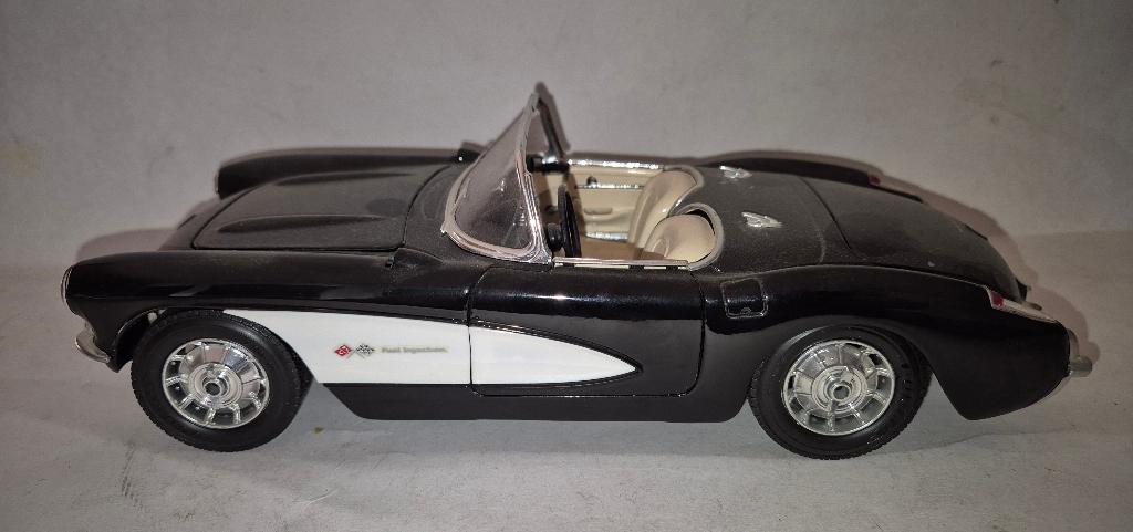 Chevrolette Corvette cabrio 1957 Modelauto schaal 1:18, Enlèvement ou Envoi, Comme neuf, Voiture, Burago