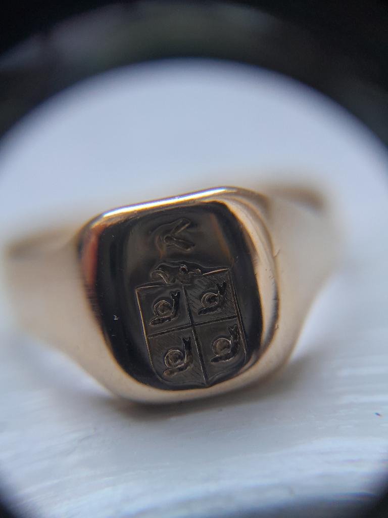 Gouden zegelring met familiewapen - Heraldiek, Handtassen en Accessoires, Ringen, Gebruikt, Verzenden, Kleiner dan 17, Dame of Heer