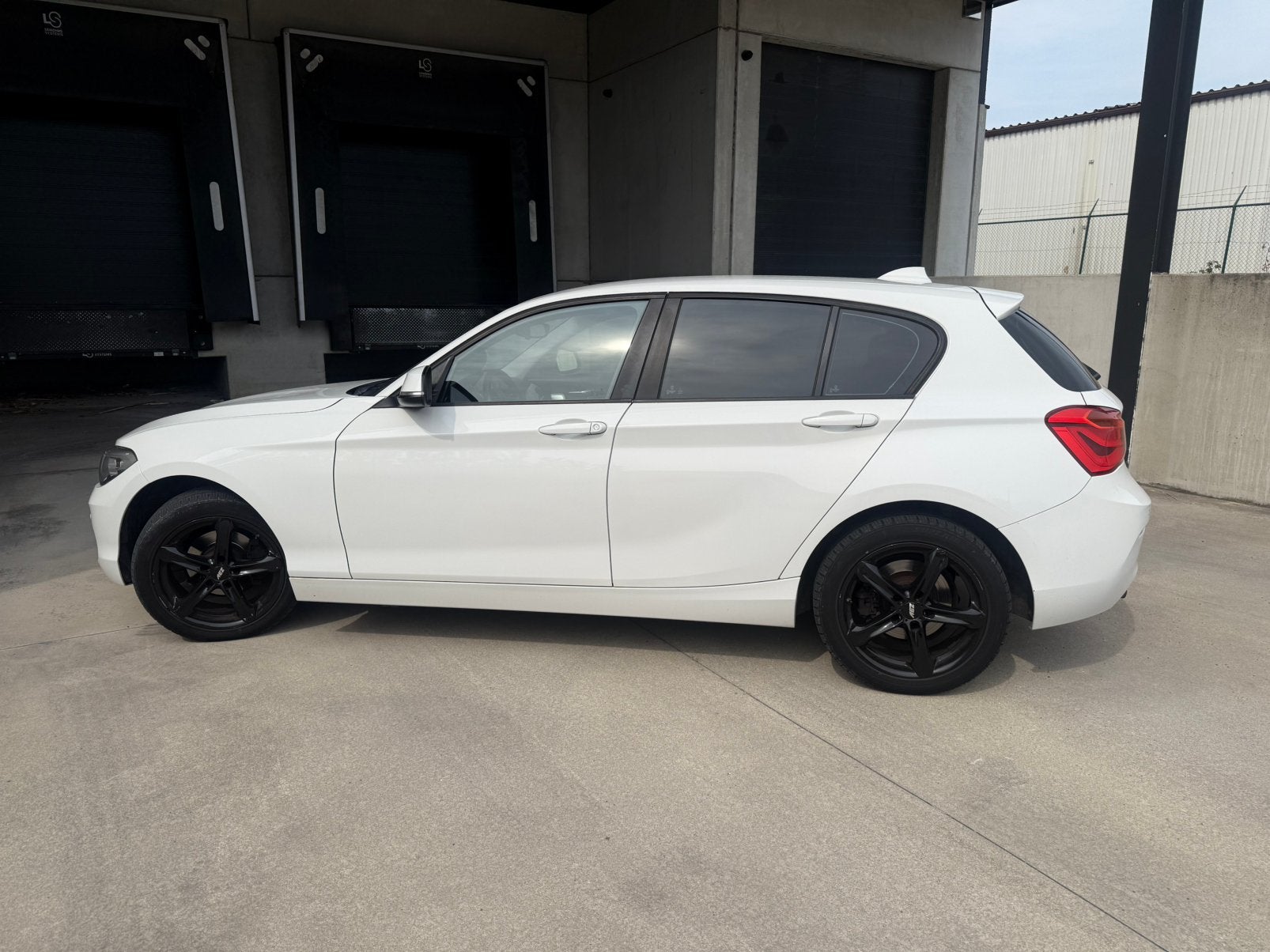 BMW 116i F20 Facelift!, 4 cilinders, Wit, Leder, 5 deurs