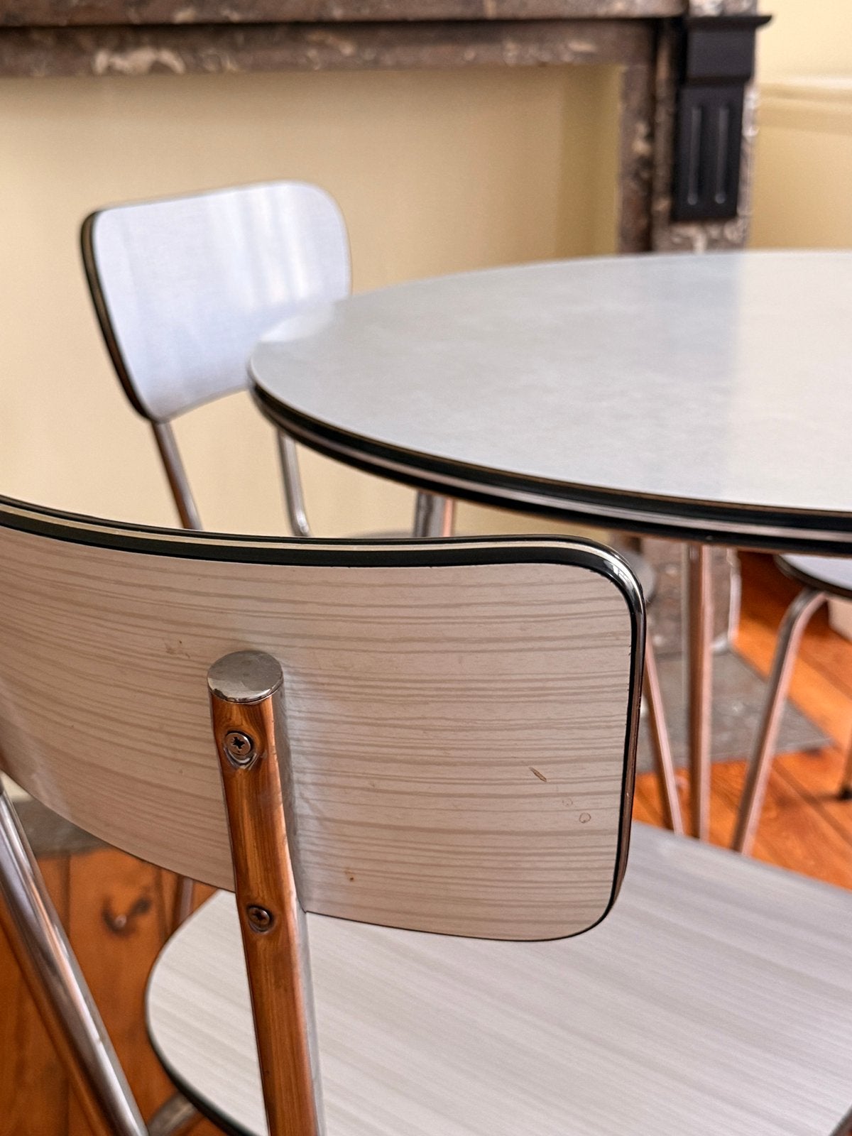 Formica vintage ronde tafel Ø 88 cm + 4 chromen stoelen, Huis en Inrichting, Ophalen, Gebruikt, Grijs, Metaal