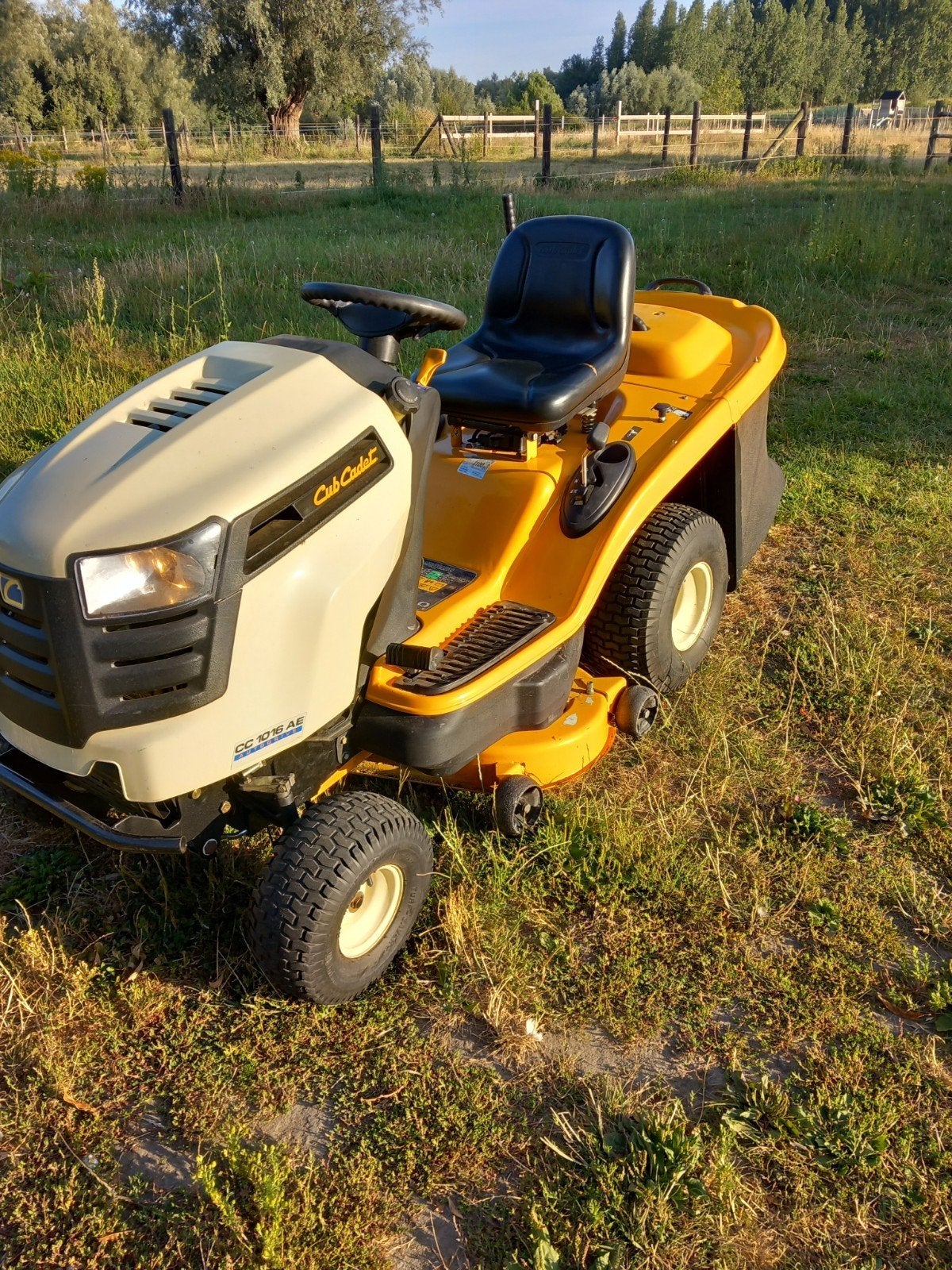 Zitmaaier Cub Cadet met 327 uren, Jardin & Terrasse, Tondeuses autoportées, Utilisé, 90 à 120 cm, Démarrage électrique, Bac de ramassage
