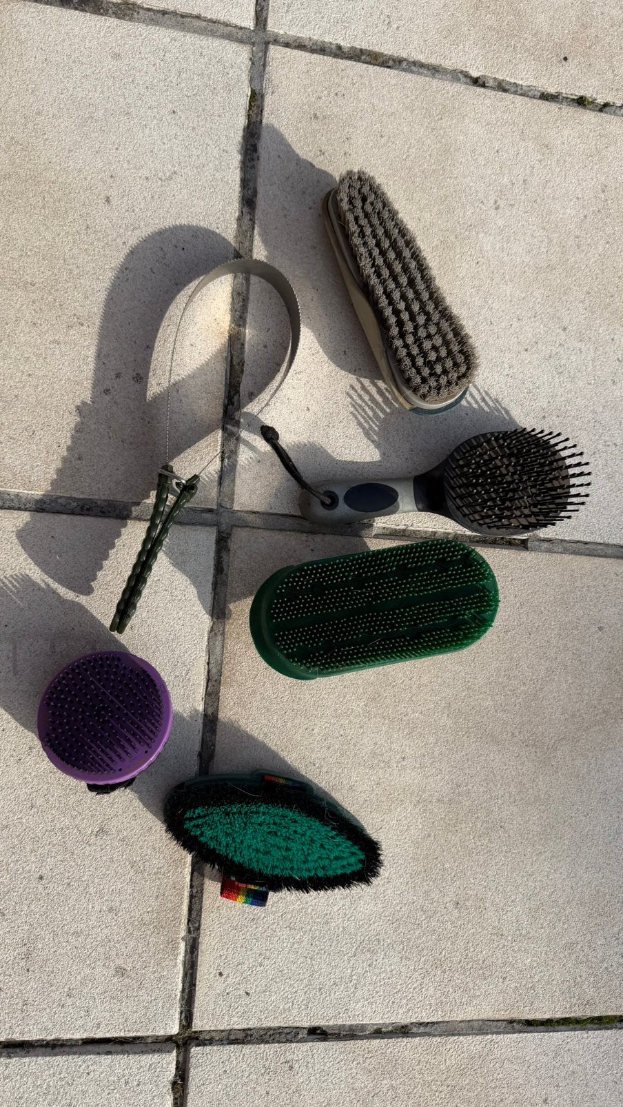 Set de nettoyage pour chevaux - 7 pièces - brosses diverses, Enlèvement ou Envoi, Utilisé, Brosse