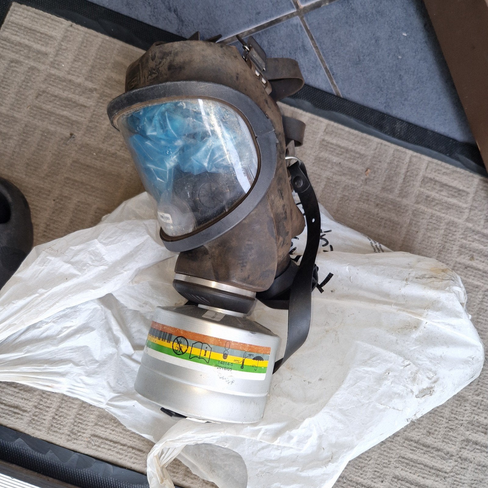 gas masker new, Ophalen