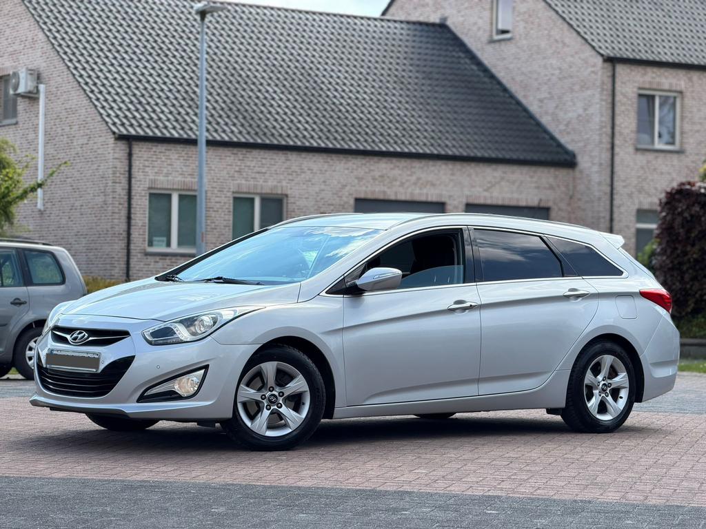 Hyundai i40 1.7 CRDi van het jaar 12/2011 Slechts 78.000Km's, Euro 5, Navigatiesysteem, Zwart, Wit