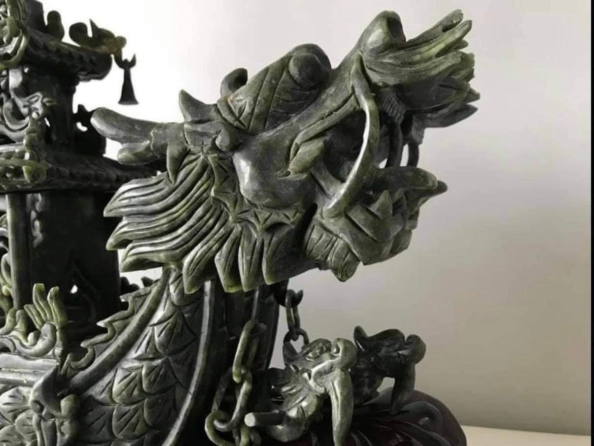 MAGNIFICENT TWINS DRAGON BOAT SPINACH JADE, Ophalen