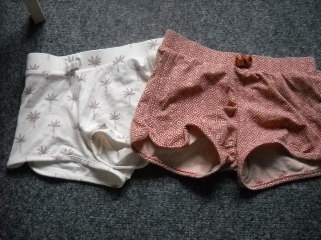 2 shorts c&a-niet gedragen-maat 122, Kinderen en Baby's, Kinderkleding | Maat 122, Ophalen, Zo goed als nieuw, Meisje