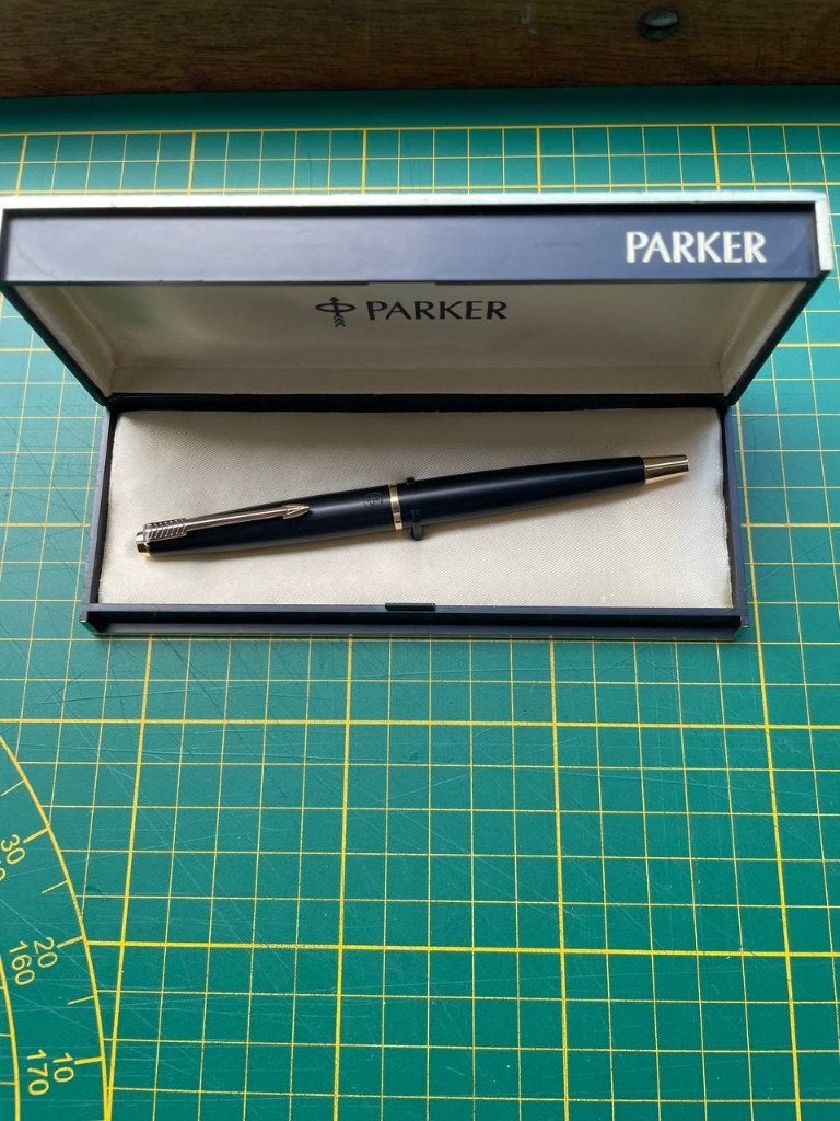 Parker 45 Coronet Black 18k (750) F Nib Fountain Pen, Verzamelen, Pennenverzamelingen, Ophalen of Verzenden, Parker