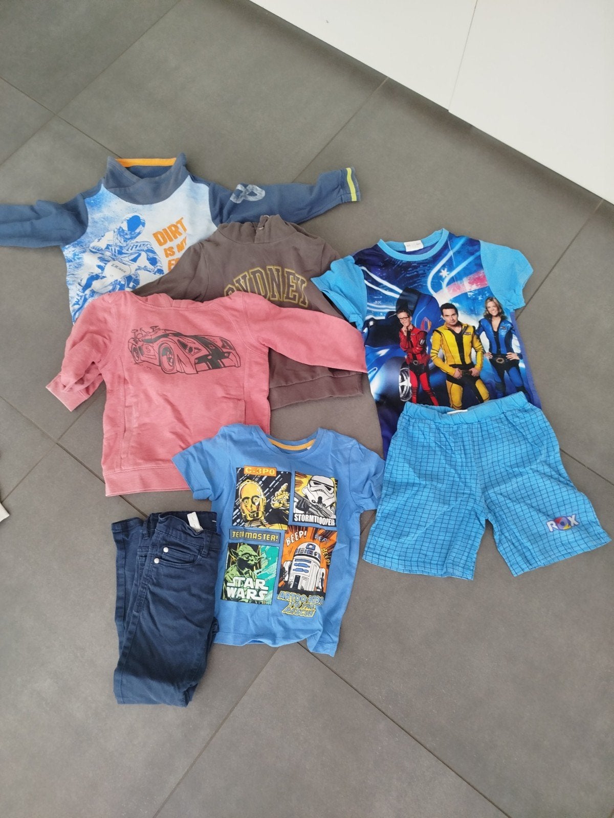 kledingpakket jongen 116: 3 x trui, 1 pyjama, broek, t-shirt, Ophalen, Gebruikt, Maat 116
