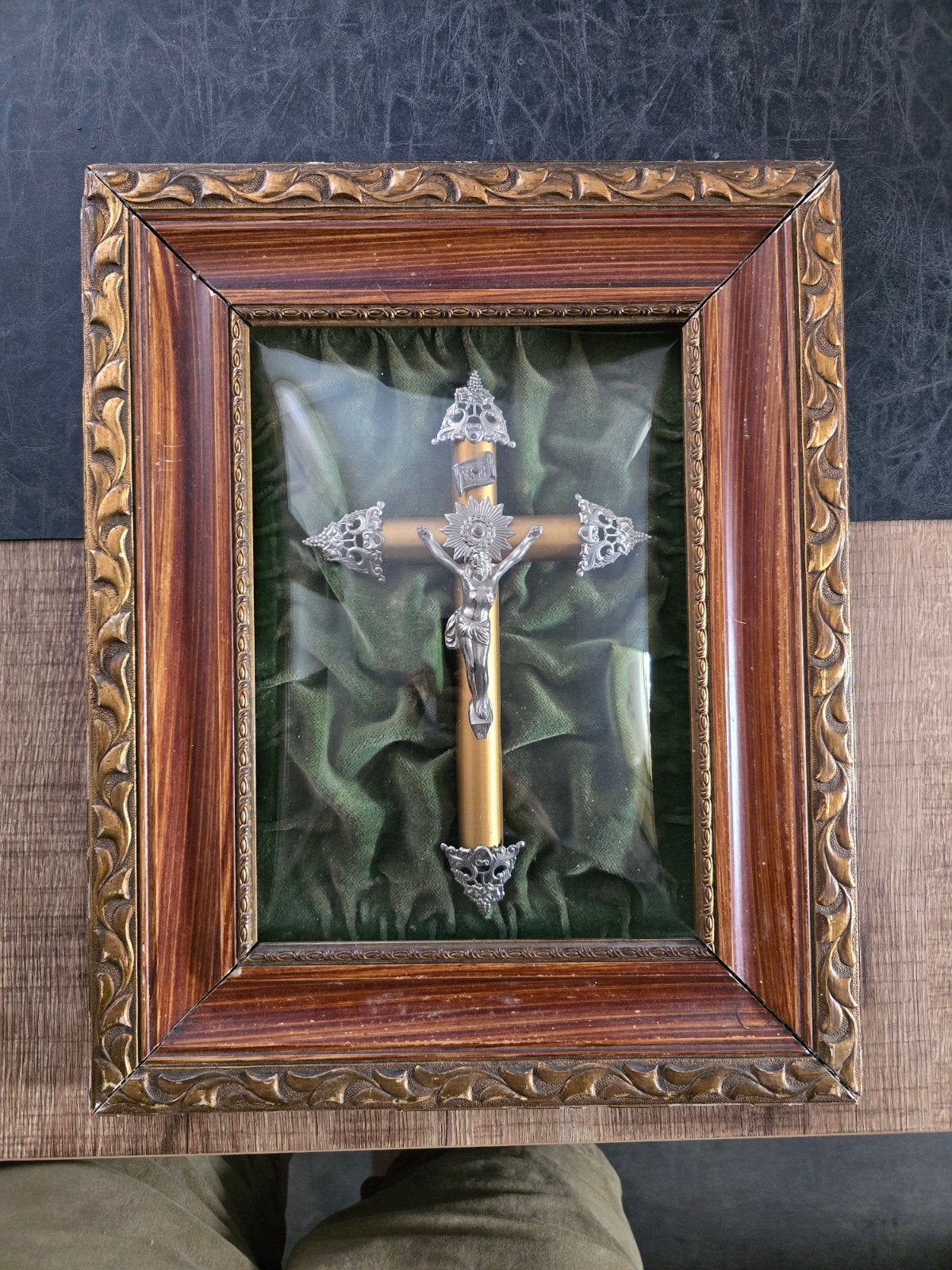 kruisbeeld achter bol glas, Enlèvement
