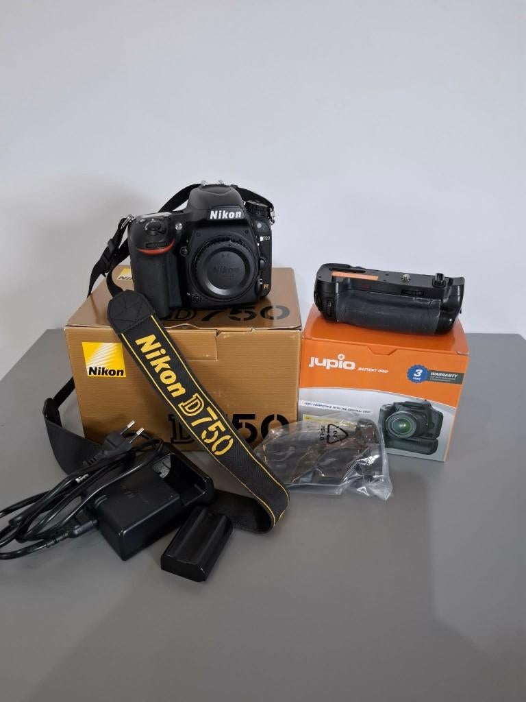 Nikon D750 met batterygrip, TV, Hi-fi & Vidéo, Appareils photo numériques, Enlèvement ou Envoi, Utilisé, Reflex miroir, 24 Mégapixel