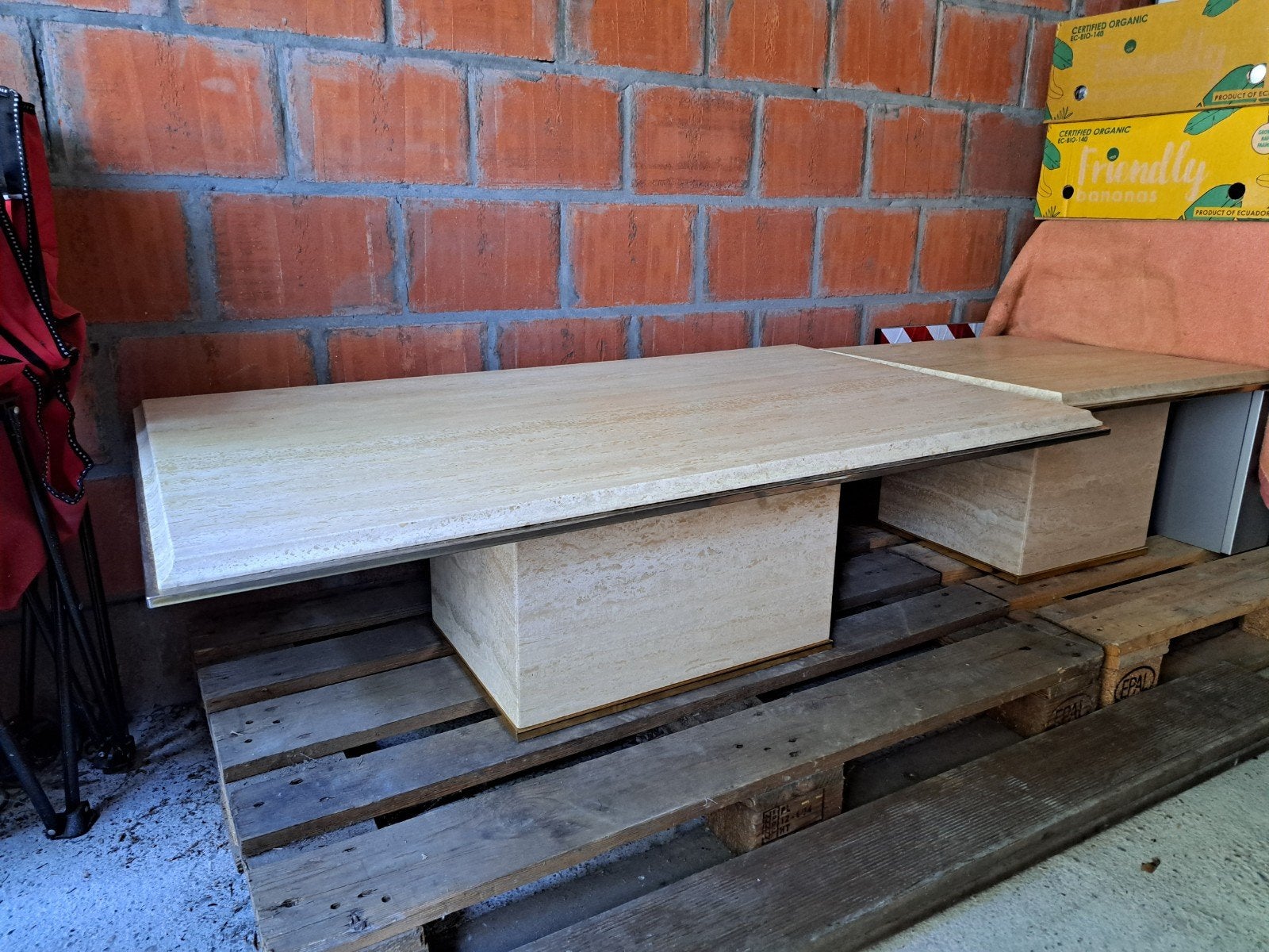 Mooie salontafel en een bijzettafel in Italiaanse traventine, Ophalen