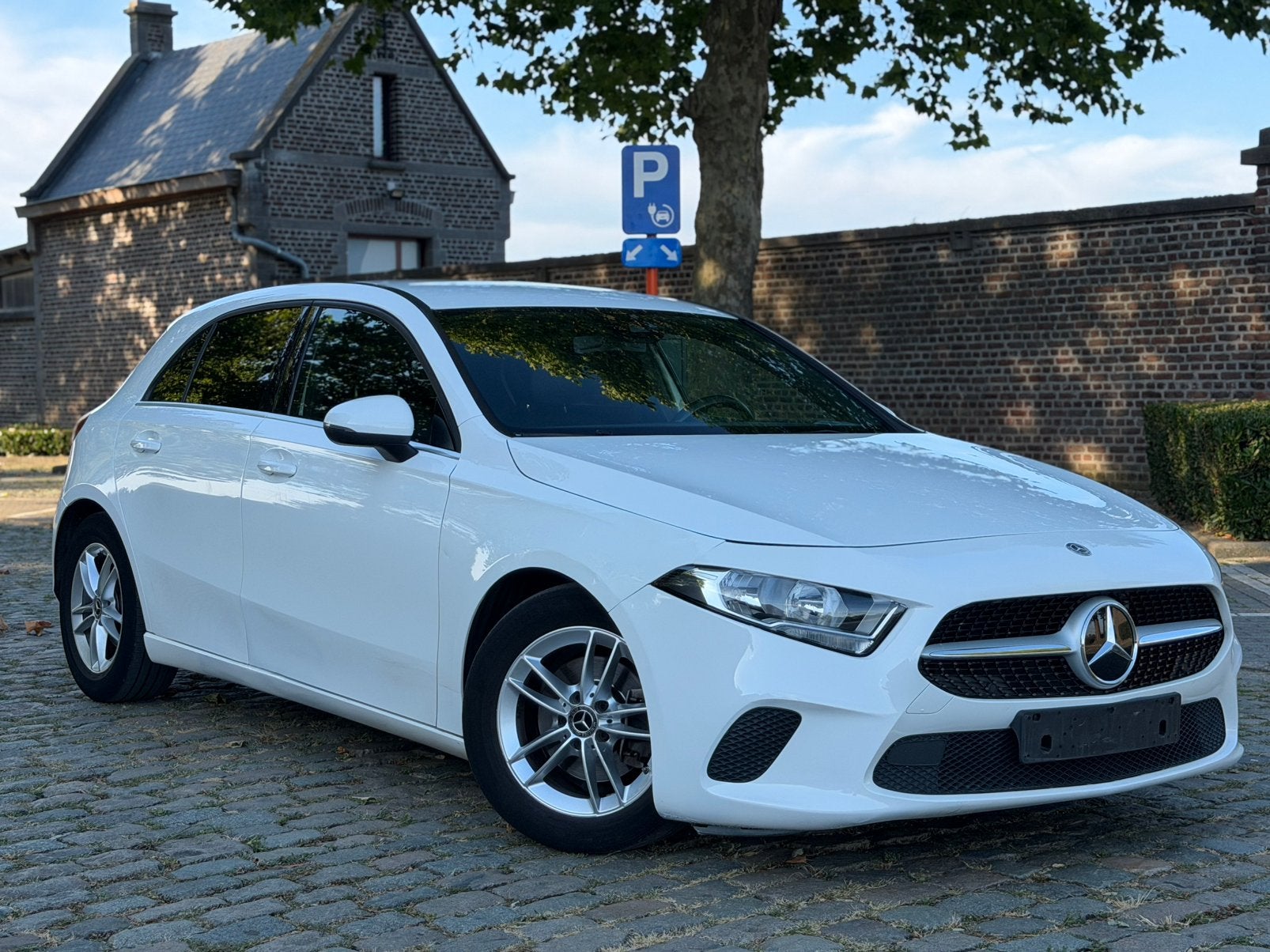 Mercedes-Benz A-Klasse 160d, Auto's, Zwart, Alcantara, Wit, Bedrijf