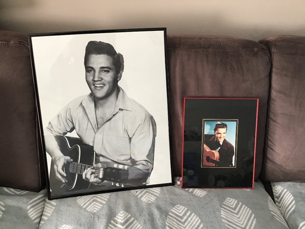2 kaders met foto/prent Elvis Presley., Ophalen, Zo goed als nieuw