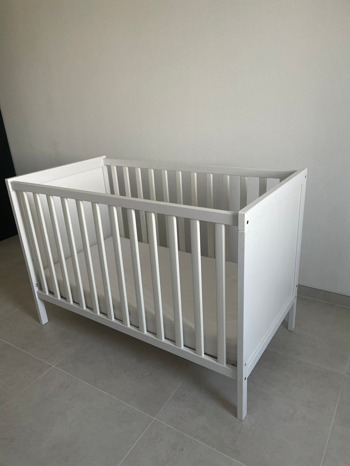 Babybed Ikea met matras en 2 matrasbeschermers, Ophalen, Gebruikt