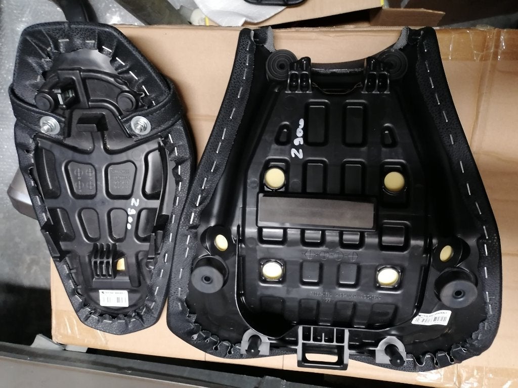 KAWASAKI Z900 2017-2024 jeux de selles origines état impec, Enlèvement, Neuf