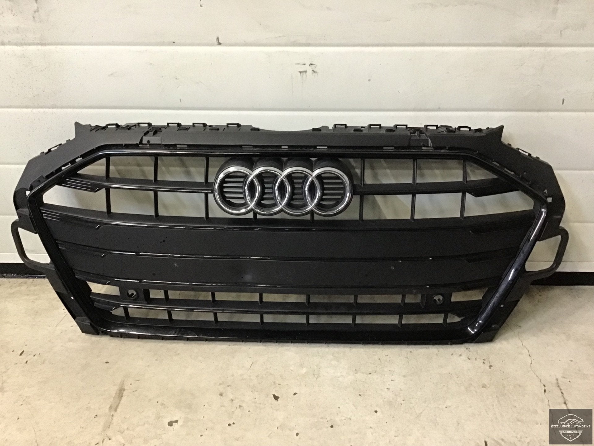 Calandre Audi A4 8W B9 Facelift S-Line 8W0853651DH Originale, Autos : Pièces & Accessoires, AUDI AG, Auto-Union-Strasse 1
85045  Ingolstadt, DE