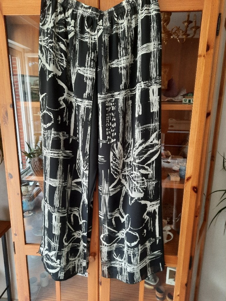 Speciale leuke zwarte dames broek, Kleding | Dames, Broeken en Pantalons, Zwart, Maat 42/44 (L), Ophalen of Verzenden, Lang