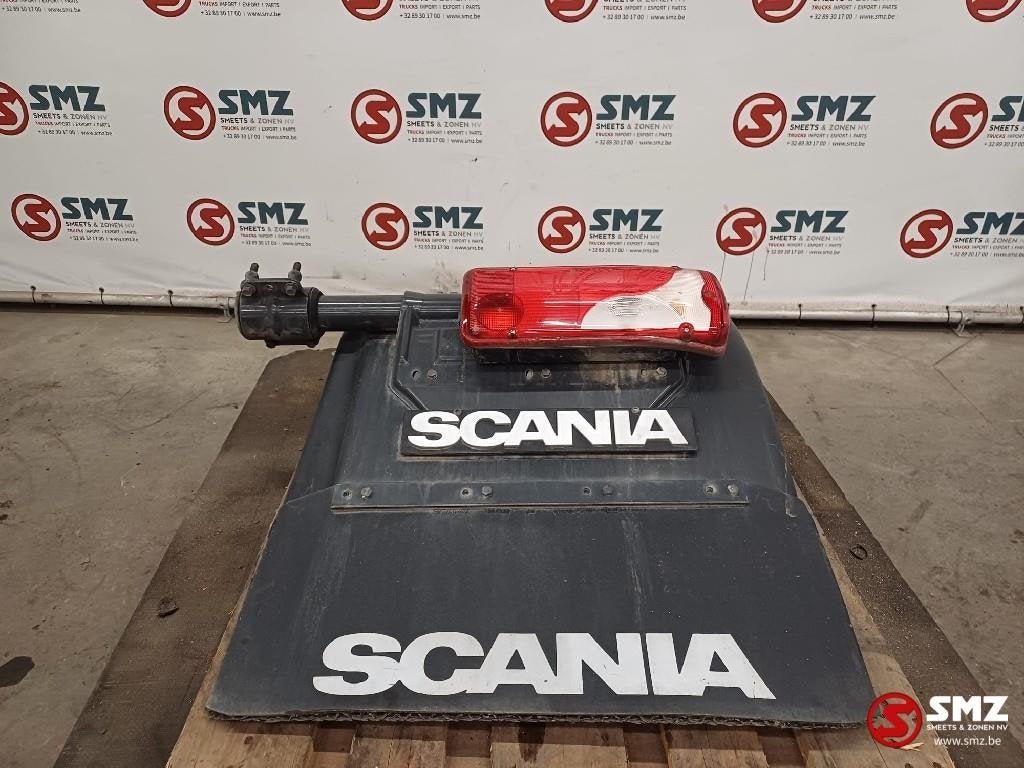 Occ Garde-boue arrière droit avec support et feu a, Utilisé, Scania, Carrosserie et Tôlerie