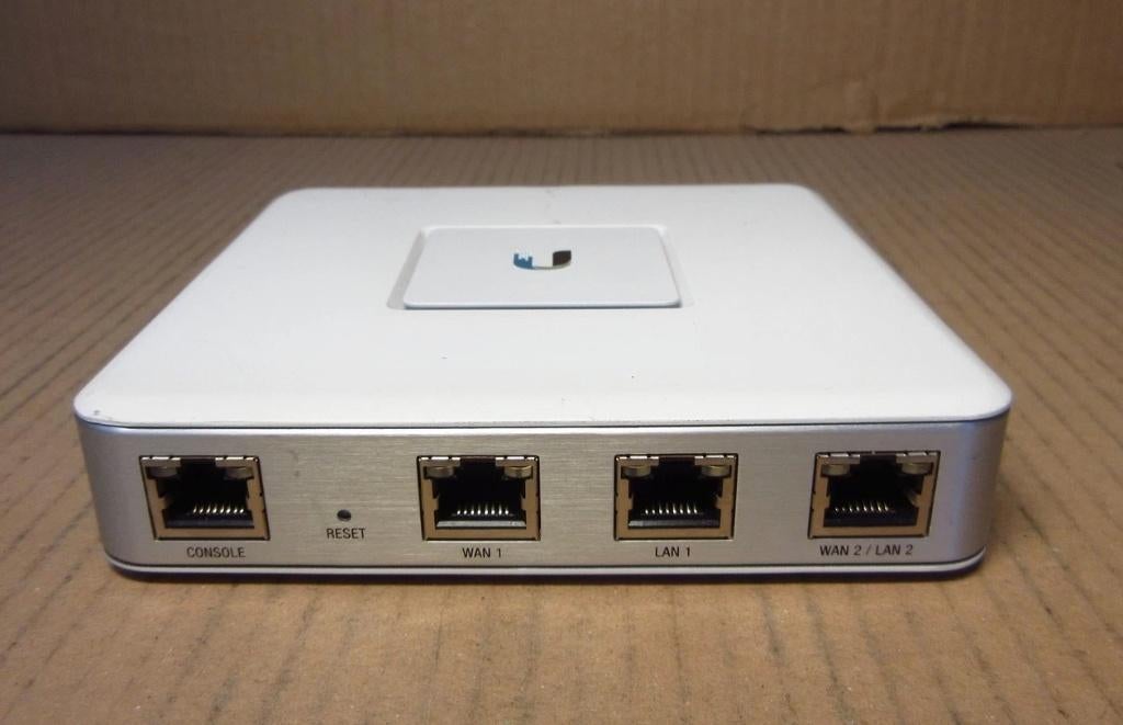 Passerelle de sécurité UniFi + CloudKey, Informatique & Logiciels, Commutateurs réseau, Enlèvement, Utilisé