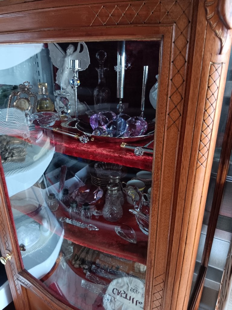 Vitrine de style Louis XV, Enlèvement