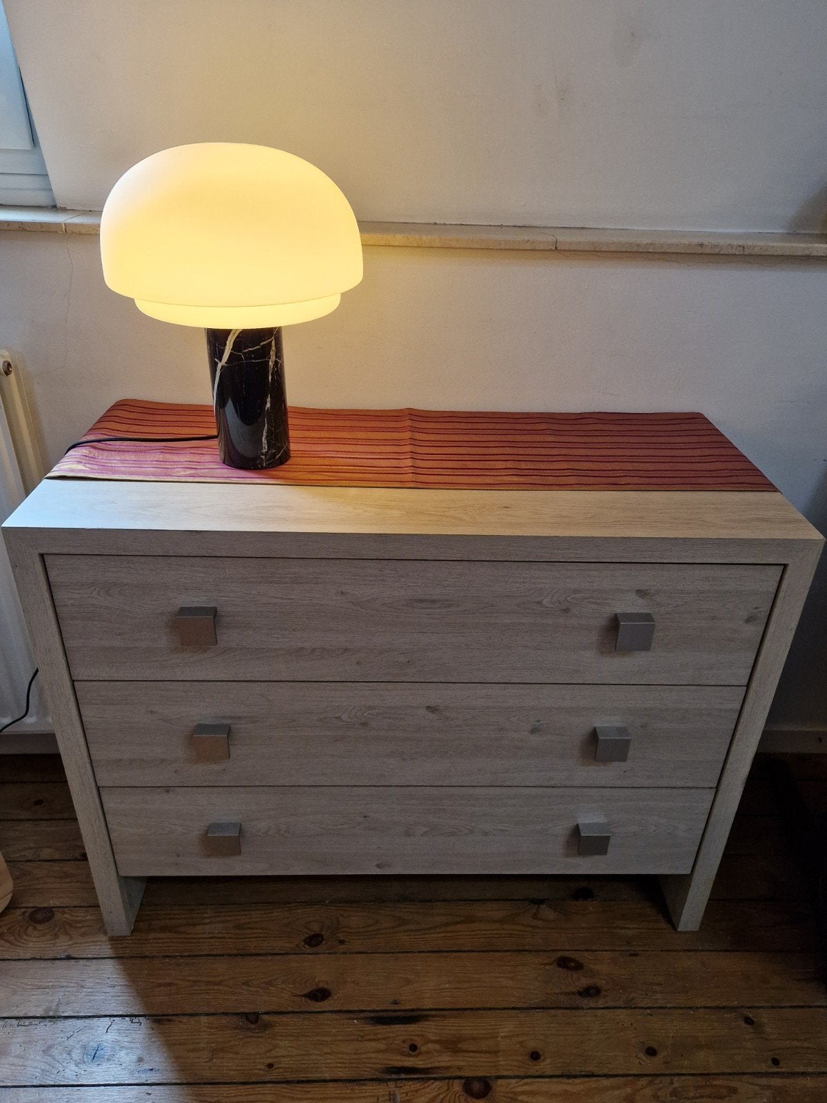 A donner  Commode, quartier Université, Enlèvement