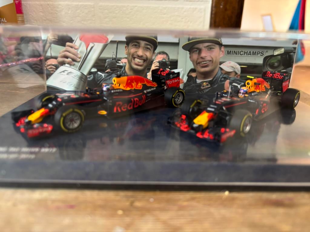 Redbull F1 Verstappen en Ricciardo schaal 1/43, Collections, Enlèvement ou Envoi, Comme neuf