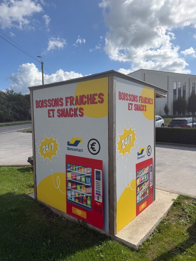 Cabanon en bois avec 3 panneaux publicitaires, Enlèvement, Comme neuf, Autres types