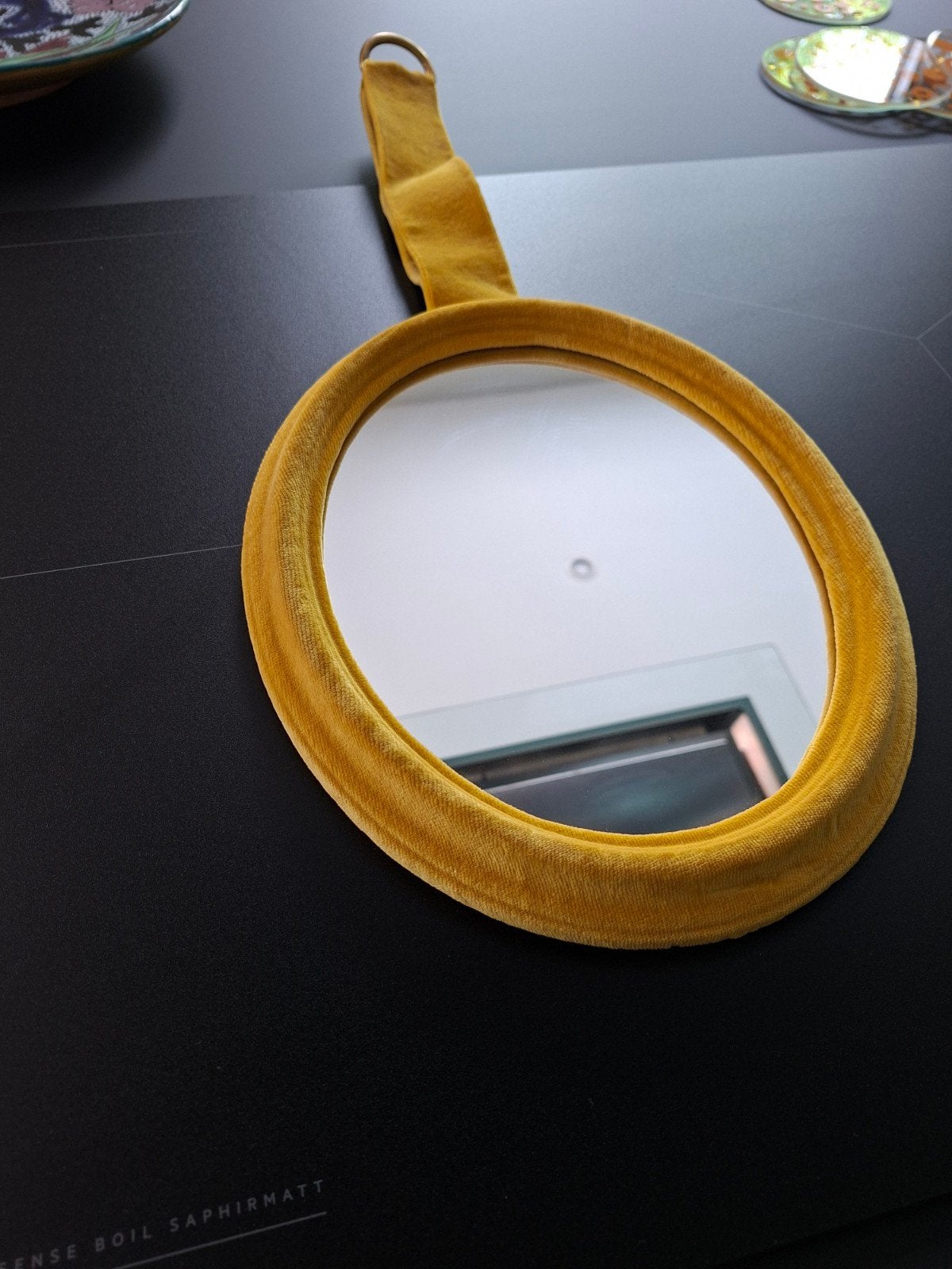 Miroir ovale VINTAGE avec cadre en velours ocre., Antiquités & Art, Enlèvement ou Envoi, Ovale