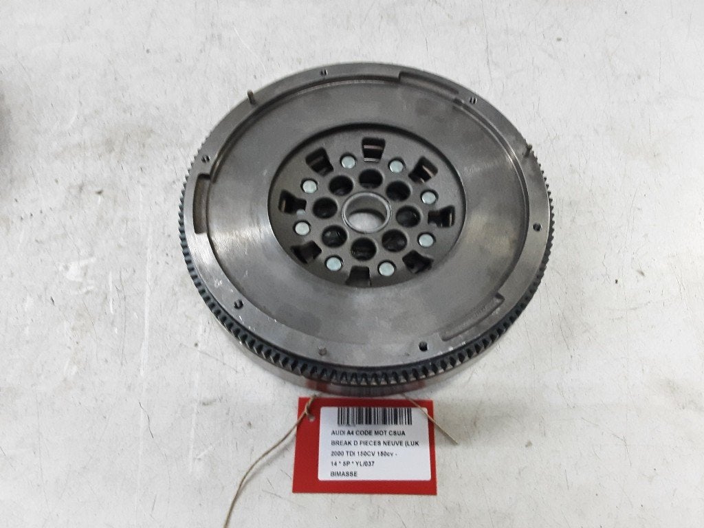 VOLANT MOTEUR BI-MASSE A4 Avant Quattro (B8) (05L105266C), Mevr. I. Hauben, Audi, Utilisé, Rue de l'Espoir 34 34
4030  GRIVEGNÉE, BE