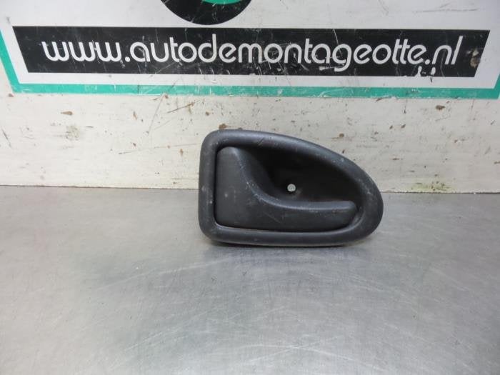 Poignée portière arrière camionnette d'un Opel Vivaro (Vi, -, Opel, Utilisé, -