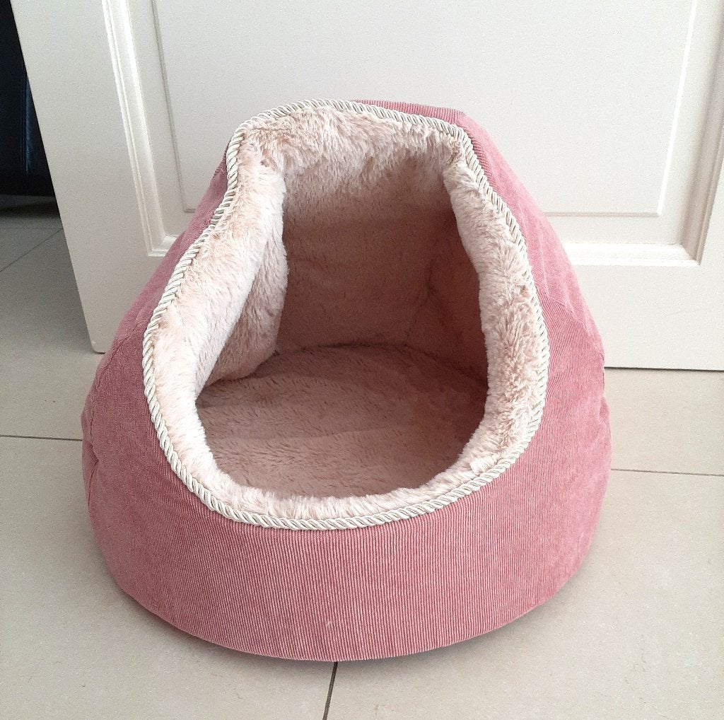 Te koop: Nieuw!!Leuk roze fluwelen poezen- of hondenholletje, Ophalen, Nieuw, Pluche