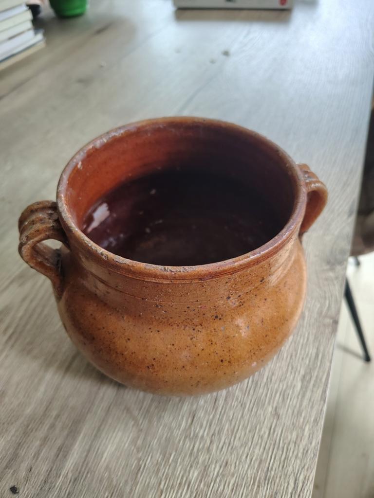 Oude aarden pot met oortjes, Ophalen
