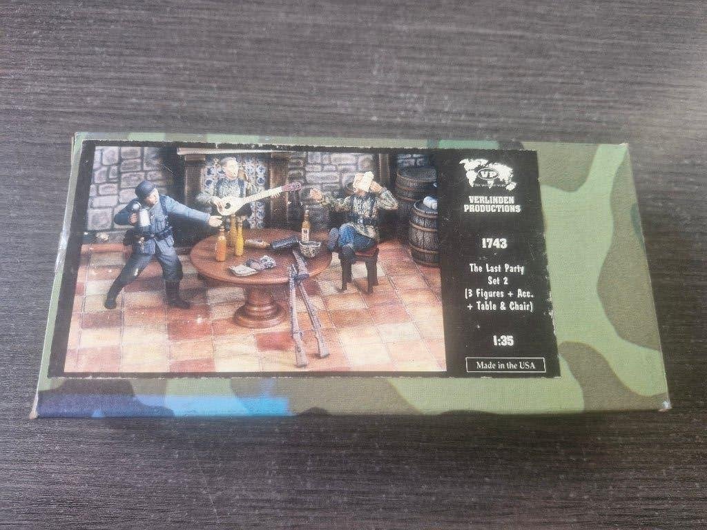 Verlinden 1/35 The Last Party Set 2 3 figs + Table & Chair, Ophalen of Verzenden, Nieuw, 1:35 tot 1:50, Figuur of Figuren