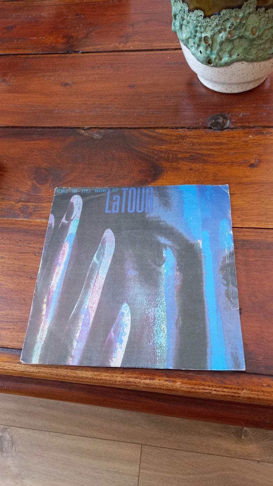 Vinyl (45t) la tour "People are still having sex", Ophalen