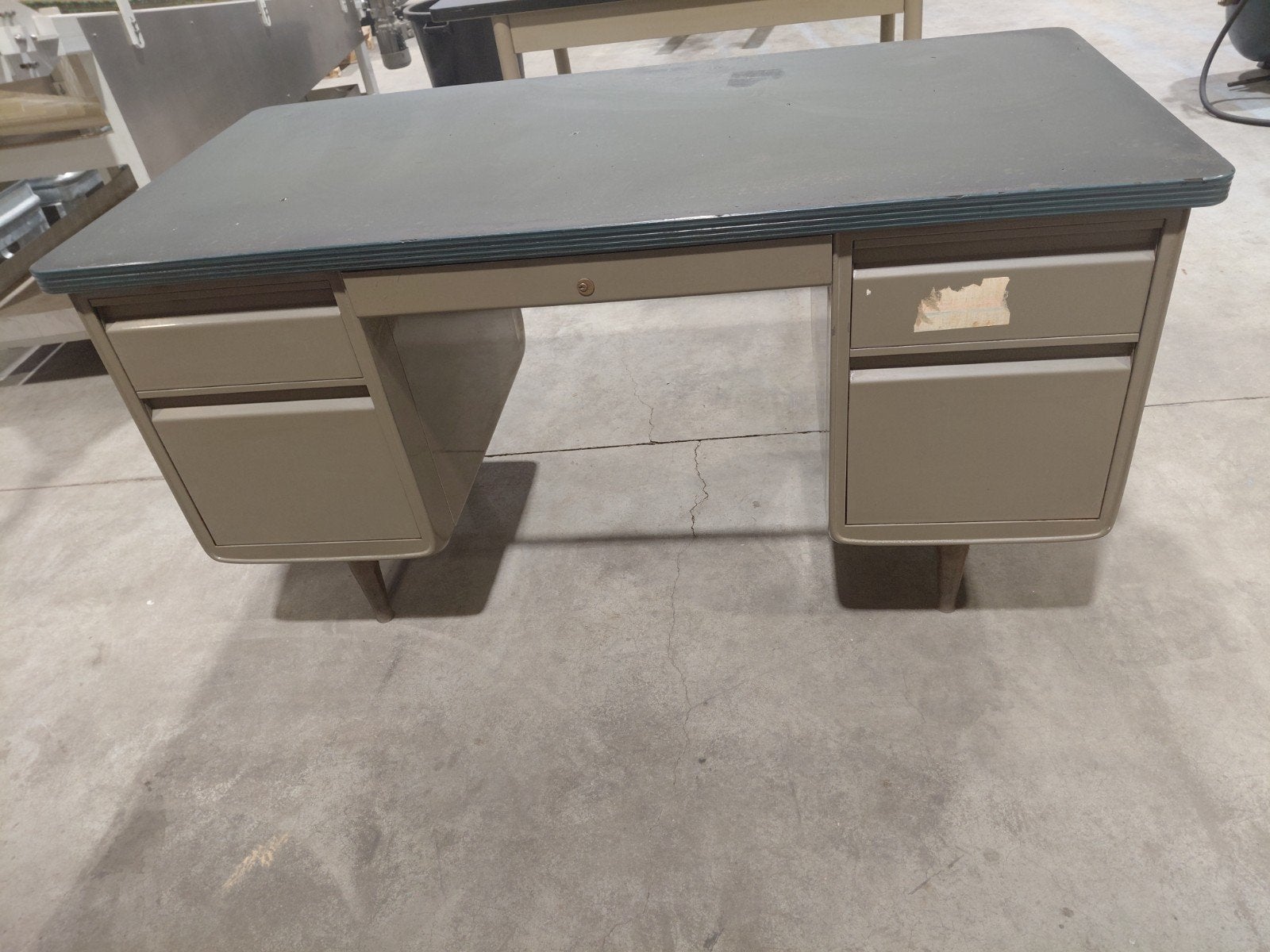 Bureau atelier métallique, Enlèvement
