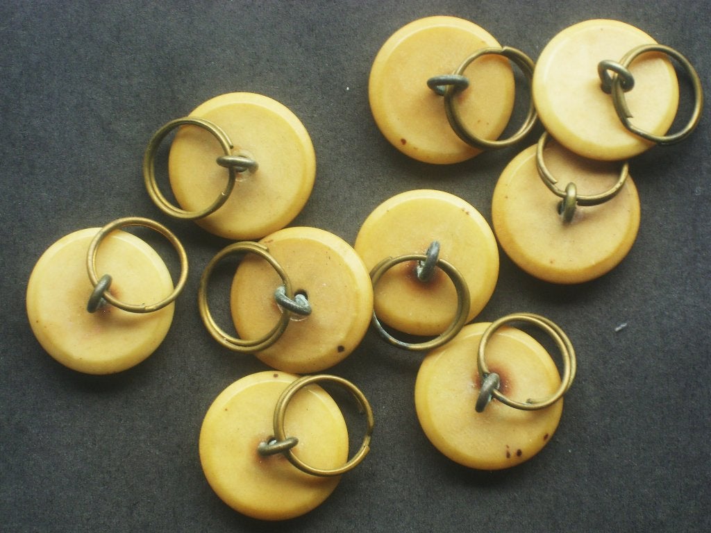 9 boutons (os ou corozo) de tunique de campagne Congo belge, Collections, Envoi, Armée de terre, Vêtements ou Chaussures