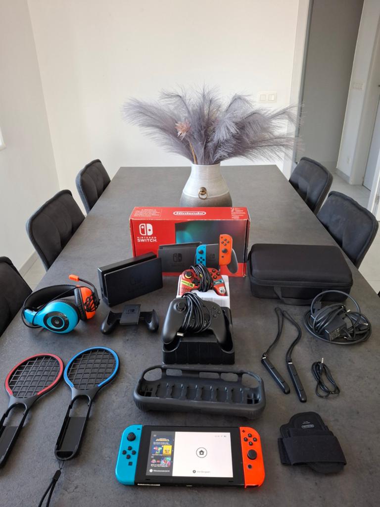 De Nintendo Switch met 12 games, Games en Spelcomputers, Spelcomputers | Nintendo Switch, Ophalen