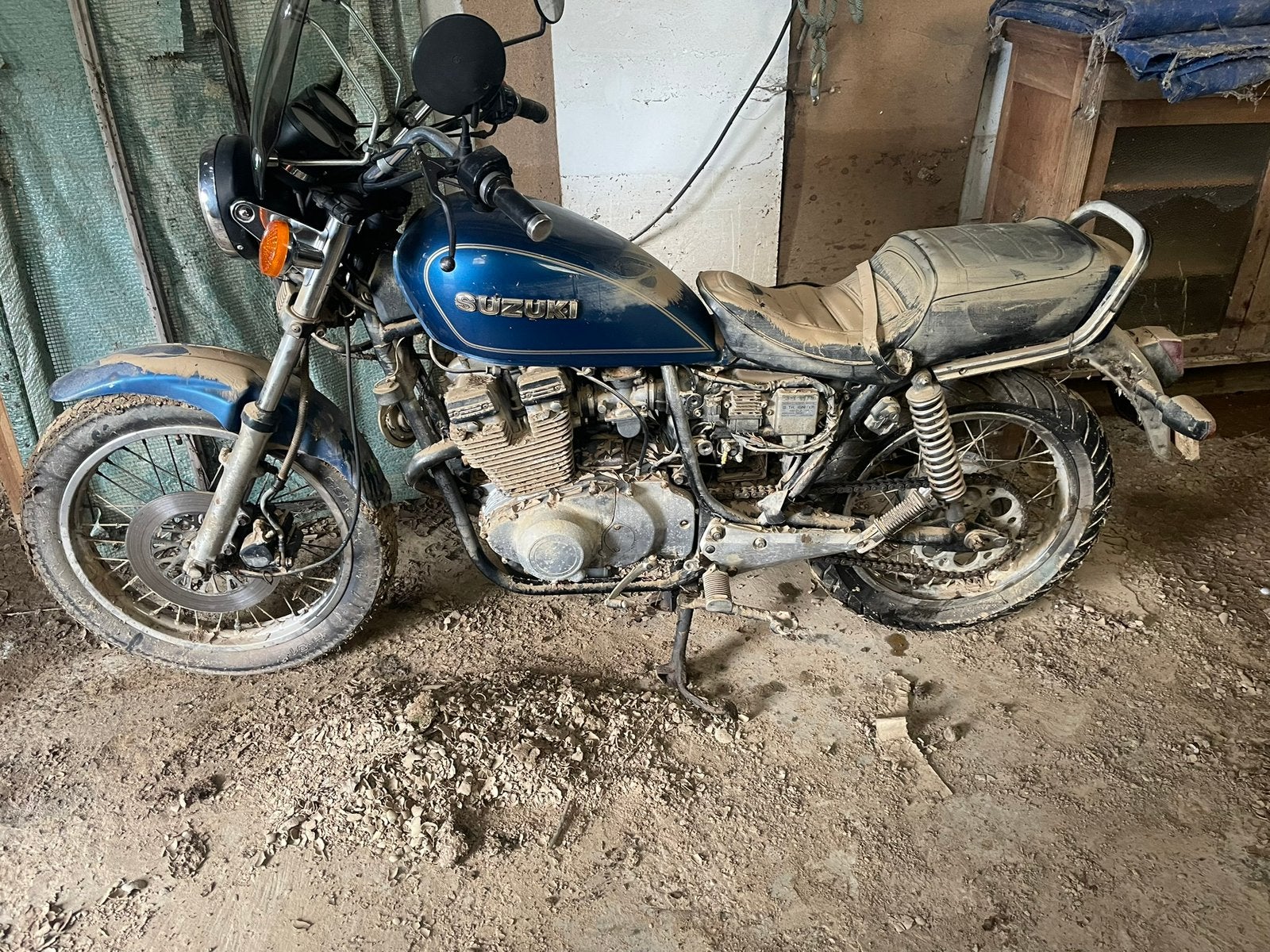 Suzuki gsx 400t, Motos