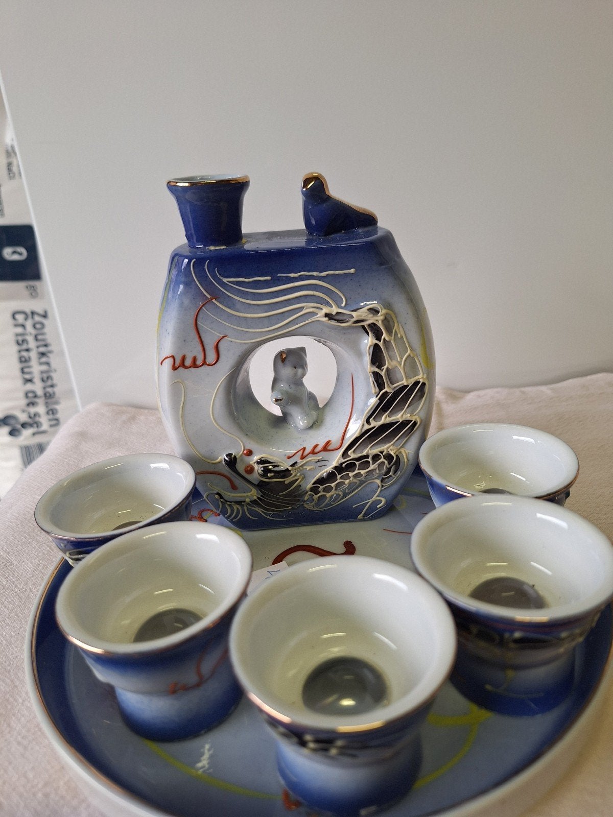 sake set karaf 15 cm hoog bord diameter 18 cm en 5 sake kop, Ophalen