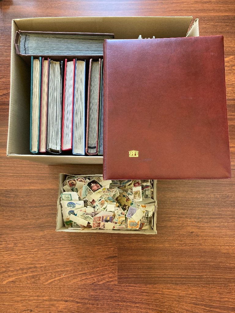 Zware doos 14 lege insteekalbums en doos postzegels(1), Postzegels en Munten, Ophalen of Verzenden